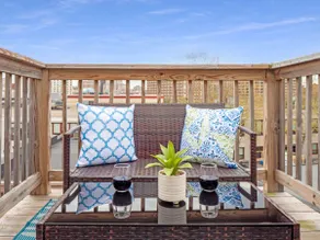 Jennifer’s Penthouse Panoramic City Views w/ Deck - Image 5