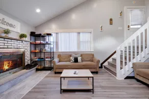 Newly Updated 5bd/3bth, A/C, walk to the Pool! - Image 5