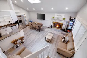 Newly Updated 5bd/3bth, A/C, walk to the Pool! - Image 2