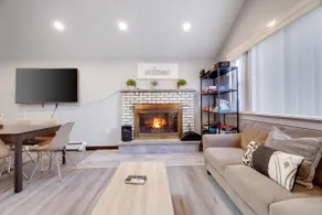 Newly Updated 5bd/3bth, A/C, walk to the Pool! - Image 4