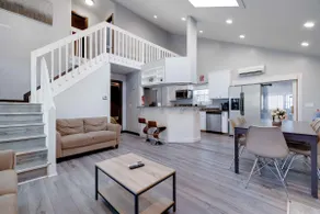 Newly Updated 5bd/3bth, A/C, walk to the Pool! - Image 3