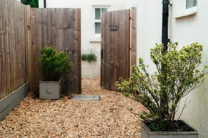 Self contained studio in Lower Bourne, Farnham - Image 3