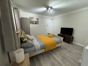 lovely studio flat with conservatory and garden - Image 2
