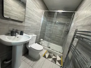 lovely studio flat with conservatory and garden - Image 4