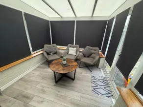 lovely studio flat with conservatory and garden - Image 3