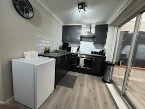 lovely studio flat with conservatory and garden - Image 5