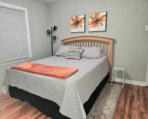 Fenced Bkyd- Near Hospitals & USA College. 2q beds - Image 2