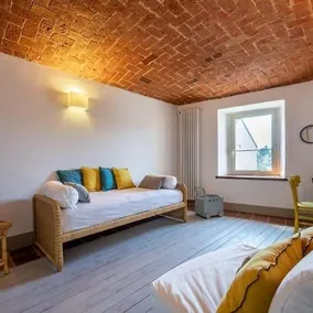 Independent apartment in a historical setting - Image 4