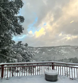 Quiet mountain getaway with great views. - Image 2