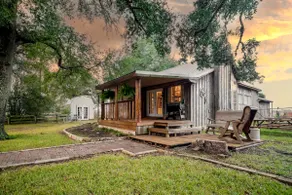 Charming Texas Cabin-Cowboy pools-Sleeps 10. - Image 2