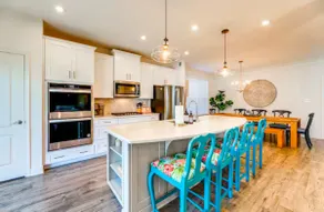 Luxurious 5 Bedroom Near Beach, Amenities Galore! - Image 5