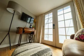 Central Cozy Cottage: Walk to Bars, Cafes, & Parks - Image 3