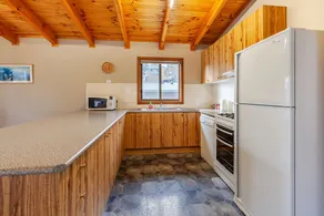 Blue Gum Cottage - Spacious 3BR + Lakeside Views - Image 5