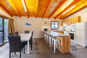 Blue Gum Cottage - Spacious 3BR + Lakeside Views - Image 2