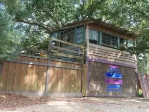 Treehouse Guesthouse: Home plus huge treehouse - Image 5