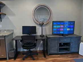Stylish main floor suite with private entry! - Image 4