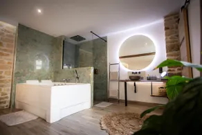 La Suite des Jardins Secrets · Spa Apartments Dijon - Image 2
