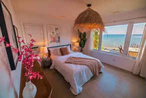 Beach House Hideaway by Post Office Motel *HOT TUB - Image 4