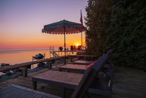 Beach House Hideaway by Post Office Motel *HOT TUB - Image 3