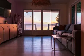 Beach House Hideaway by Post Office Motel *HOT TUB - Image 3
