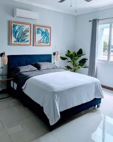 New Kingston condo with Rooftop Pool and Lounge - Image 3