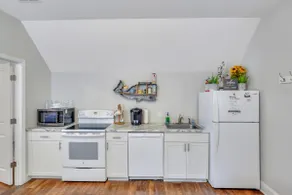 Beautiful Carriage House! Your Home Away from Home - Image 4