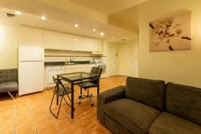Large 1BR Apt in Charming Townhouse Near Riverside - Image 4
