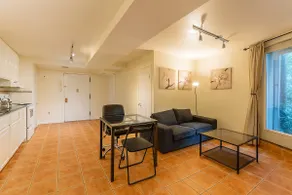 Large 1BR Apt in Charming Townhouse Near Riverside - Image 3