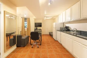 Large 1BR Apt in Charming Townhouse Near Riverside - Image 2