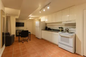 Large 1BR Apt in Charming Townhouse Near Riverside - Image 5