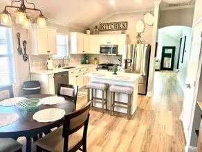Spacious, modern and comfy 4 bedroom home! - Image 5