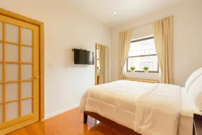 Top Floor 1BR in Townhouse Near Riverside Park - Image 4