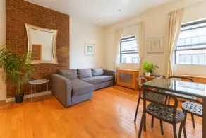 Top Floor 1BR in Townhouse Near Riverside Park - Image 2