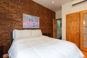 Top Floor 1BR in Townhouse Near Riverside Park - Image 5