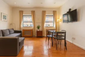 Top Floor 1BR in Townhouse Near Riverside Park - Image 3