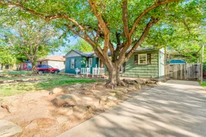 Tech Terrace Bungalow~Pet Friendly Yard~Walk To TTU Campus! - Image 2