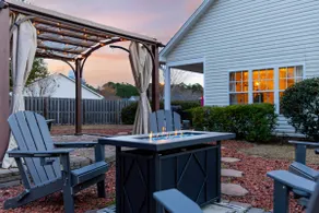 Fire Pit Retreat · Games · Mins to Beach/Downtown - Image 4