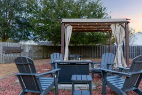 Fire Pit Retreat · Games · Mins to Beach/Downtown - Image 2
