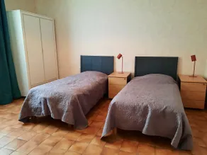 Single-story apartment in village house - Image 5