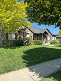Spacious 2 bedroom. Close to everything! - Image 2