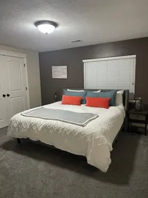 Spacious 2 bedroom. Close to everything! - Image 5