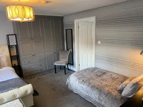 Hansom House Deluxe King Room in Hinckley - Image 4