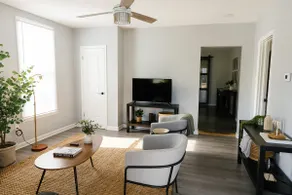 \"The Homestead\" UPSCALE STAY - Downtown with Yard - Image 3