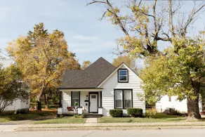 \"The Homestead\" UPSCALE STAY - Downtown with Yard - Image 2