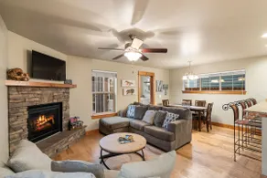 Charming Home by the Park with a Hot Tub - Image 3