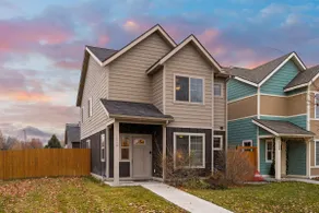 Charming Home by the Park with a Hot Tub - Image 2