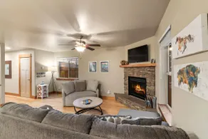 Charming Home by the Park with a Hot Tub - Image 4