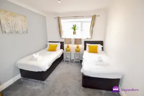 Oak Tree Boutique 2 bed Apartment - Stayseekers - Image 5