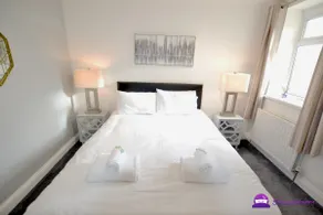 Oak Tree Boutique 2 bed Apartment - Stayseekers - Image 3