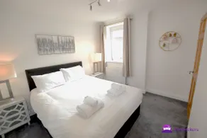 Oak Tree Boutique 2 bed Apartment - Stayseekers - Image 2